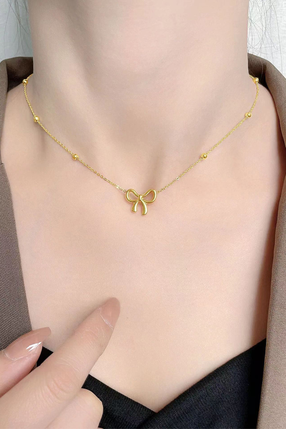 Gold Bowknot Pendant Choker Necklace